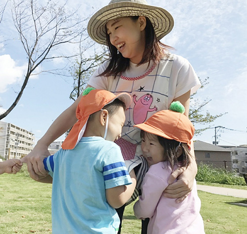保育士と子供たち