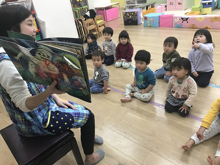 絵本の読み聞かせ 保育園