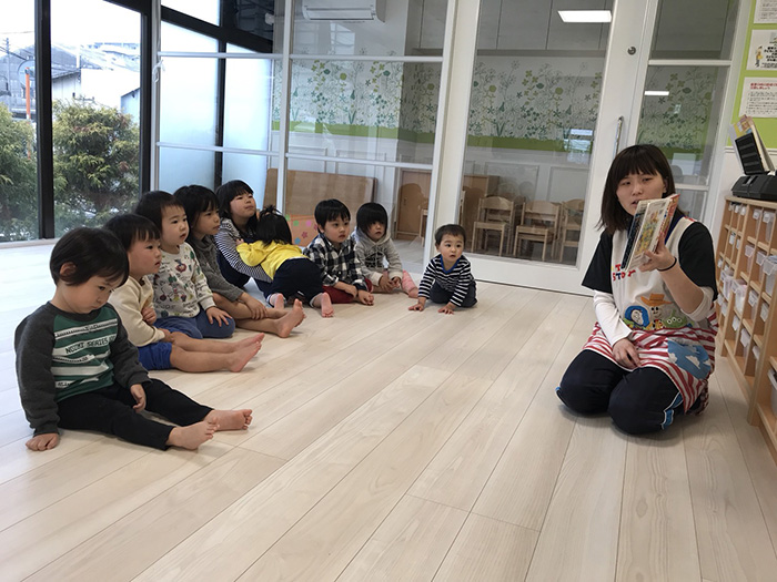 絵本の読み聞かせ 保育園