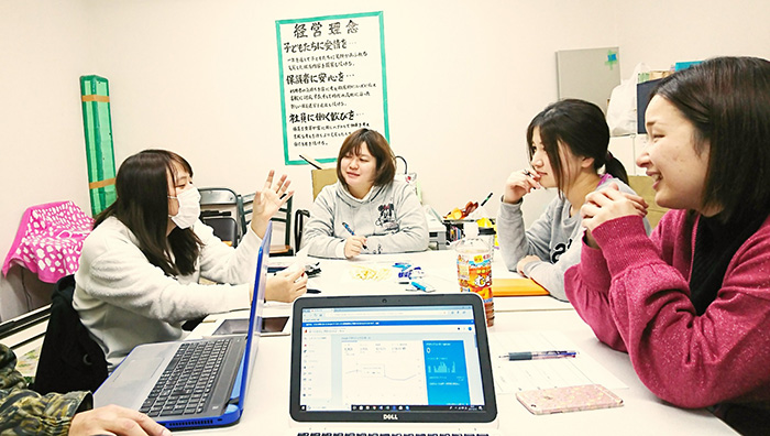 保育園の会議風景